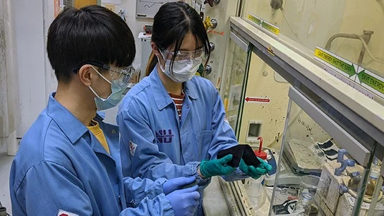 Los investigadores Hun Park y Haiyue Huang trabajan en el desarrollo de máscaras faciales autodesinfectantes Los investigadores Hun Park y Haiyue Huang trabajan en el desarrollo de máscaras faciales autodesinfectantes