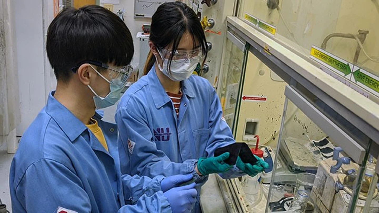 Los investigadores Hun Park y Haiyue Huang trabajan en el desarrollo de máscaras faciales autodesinfectantes Los investigadores Hun Park y Haiyue Huang trabajan en el desarrollo de máscaras faciales autodesinfectantes