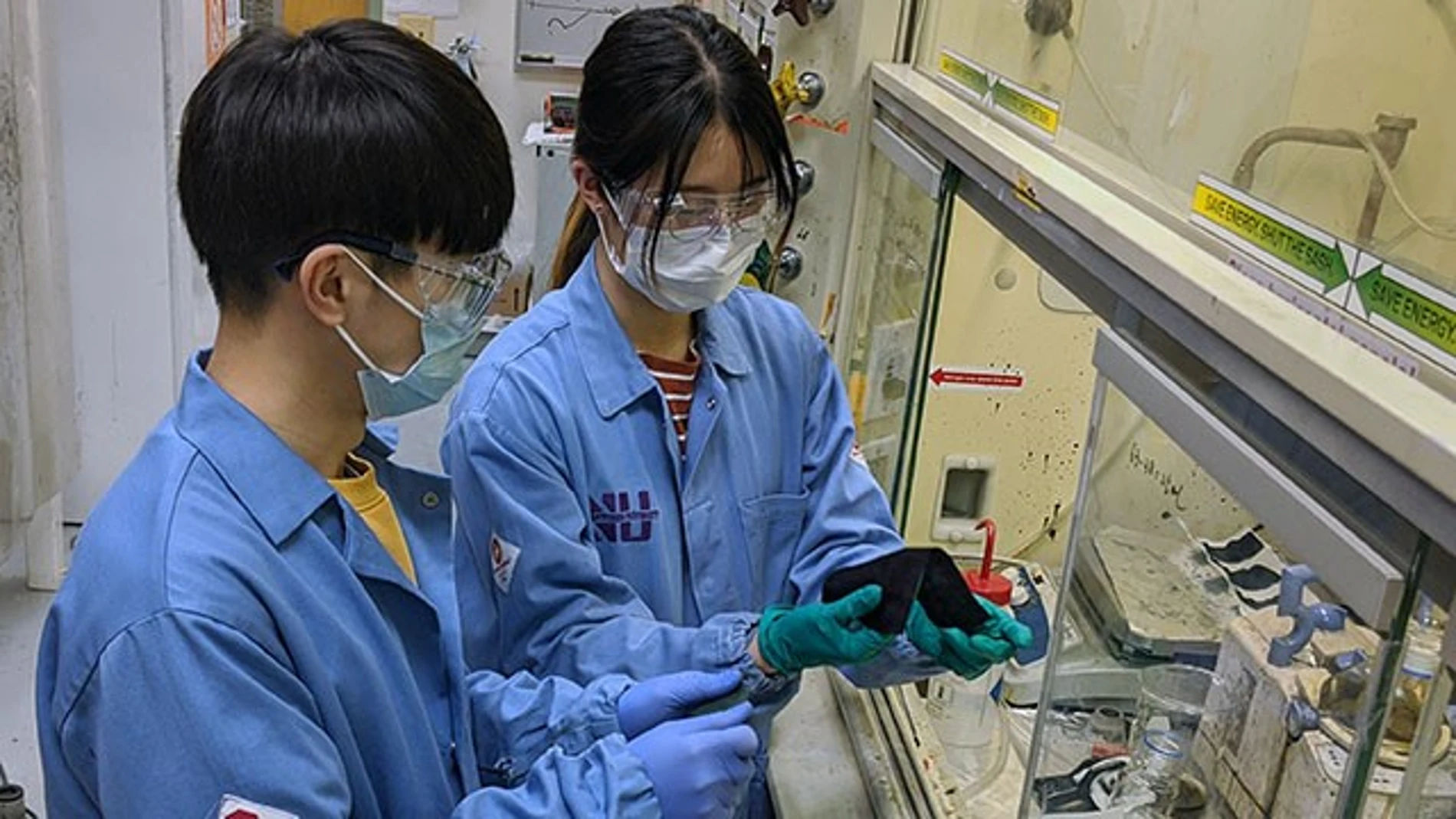 Los investigadores Hun Park y Haiyue Huang trabajan en el desarrollo de máscaras faciales autodesinfectantes