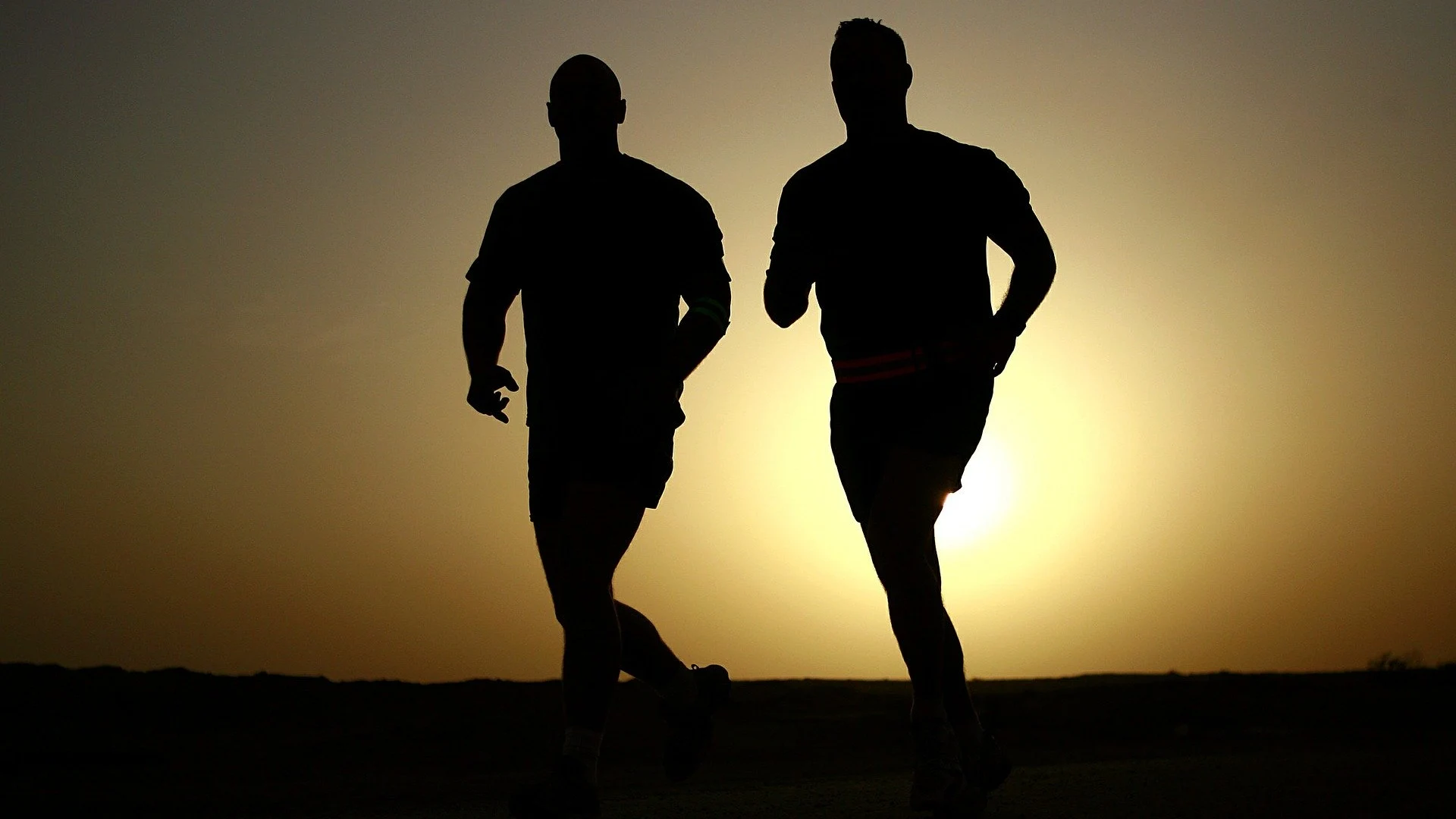 Imagen de dos personas corriendo al atardecer Imagen de dos personas corriendo al atardecer