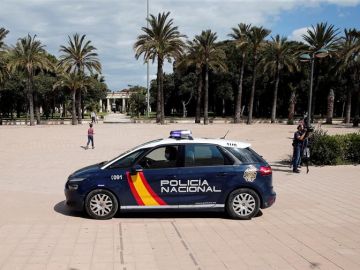 Agentes de la Policía Nacional circulan por el jardín del rio Turia, en Valencia Agentes de la Policía Nacional circulan por el jardín del rio Turia, en Valencia