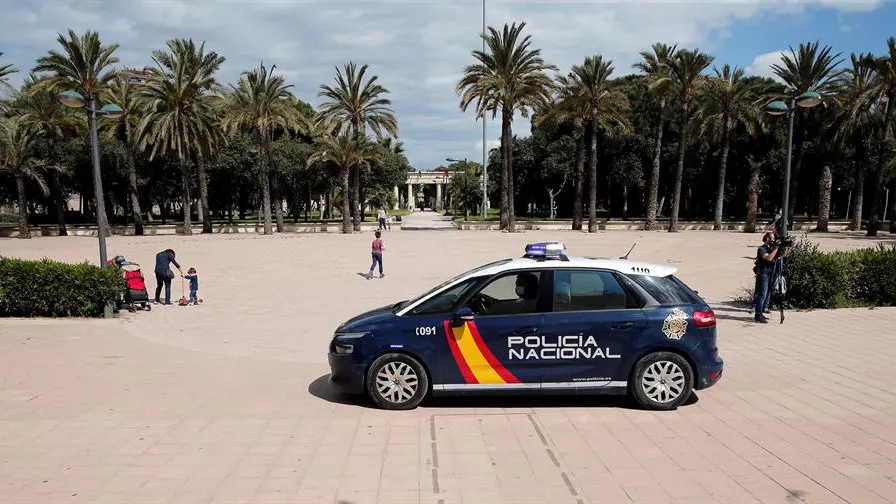 Agentes de la Policía Nacional circulan por el jardín del rio Turia, en Valencia