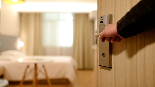Una persona entra en una habitación. Una persona entra en una habitación de hotel