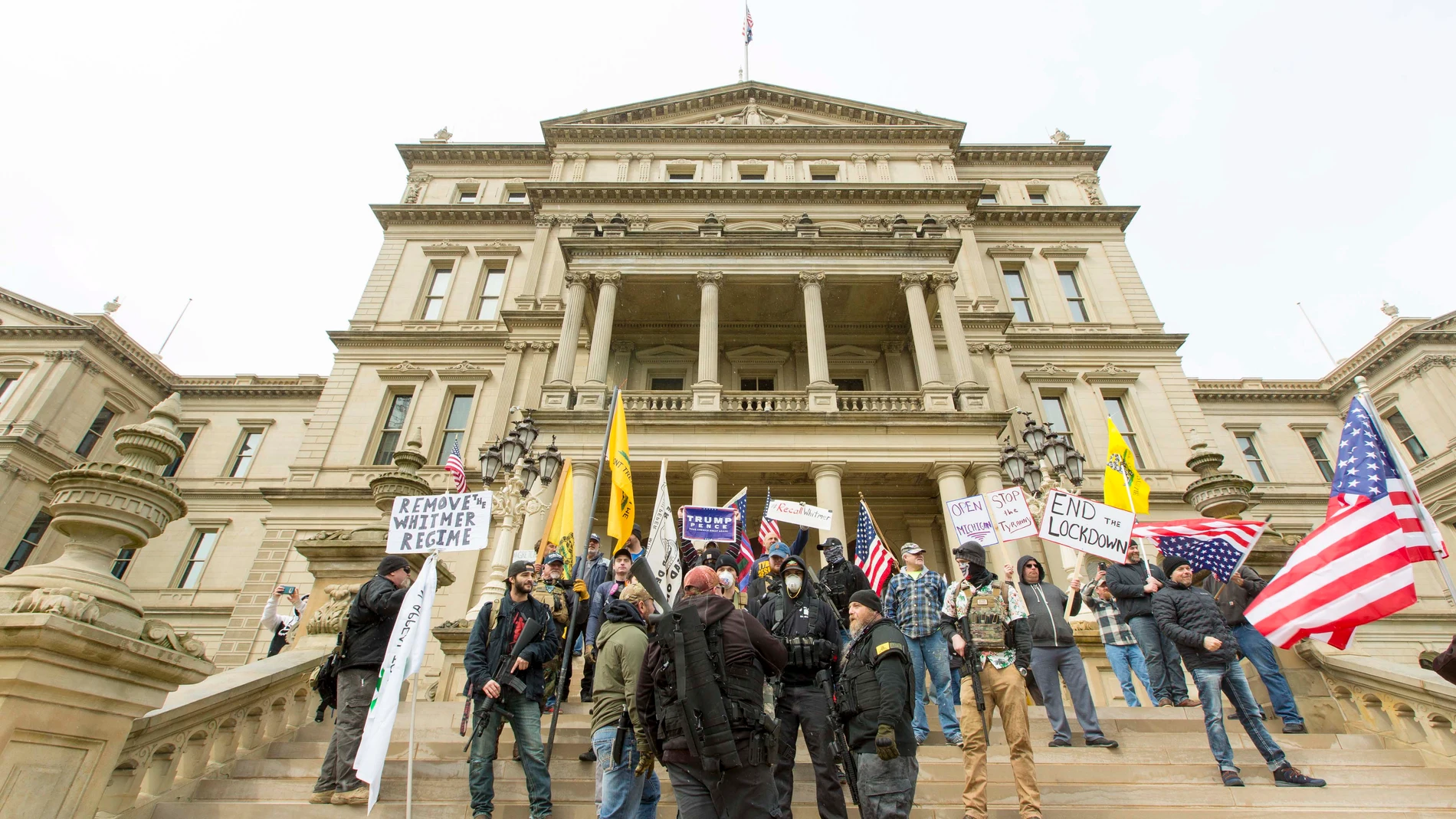 Manifestantes protestan en el Capitolio de Michigan