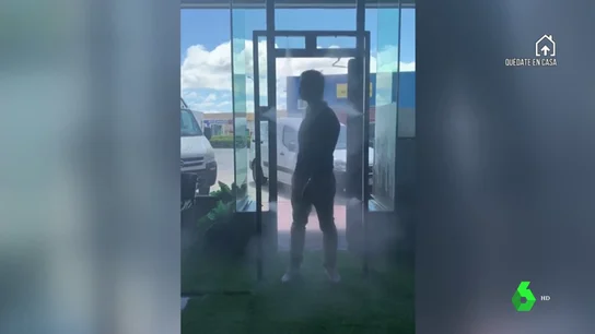 El capitán del Alcorcón impulsa una máquina de ozono para desinfectar a los clientes de su restaurante El capitán del Alcorcón impulsa una máquina de ozono para desinfectar a los clientes de su restaurante