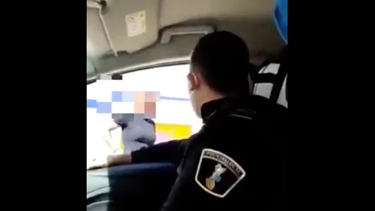 Momento de la humillación de un policía local a un transexual Momento de la humillación de un policía local a un transexual