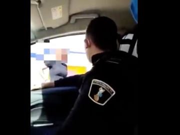 Momento de la humillación de un policía local a un transexual Momento de la humillación de un policía local a un transexual