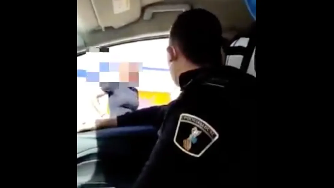 Momento de la humillación de un policía local a un transexual