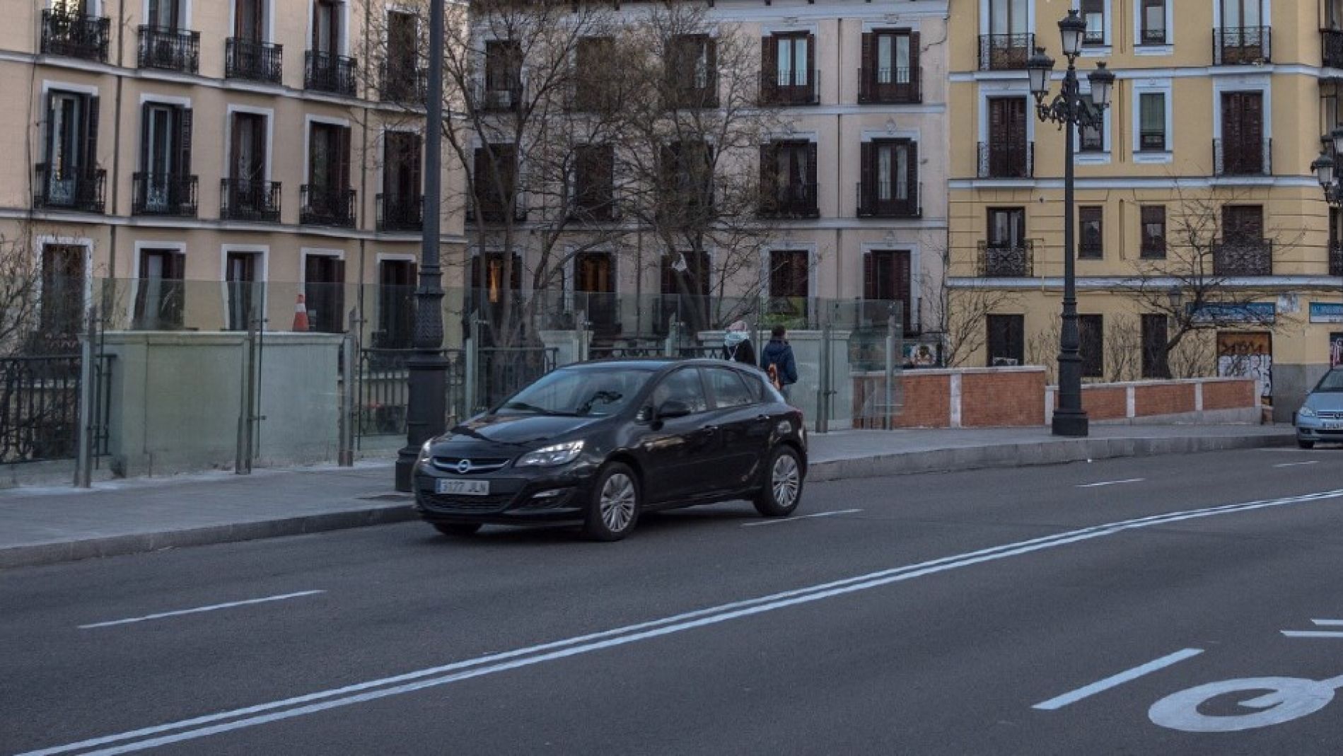 Coches circulando por Madrid