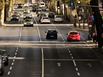 Coches circulando por la ciudad Coches circulando por la ciudad