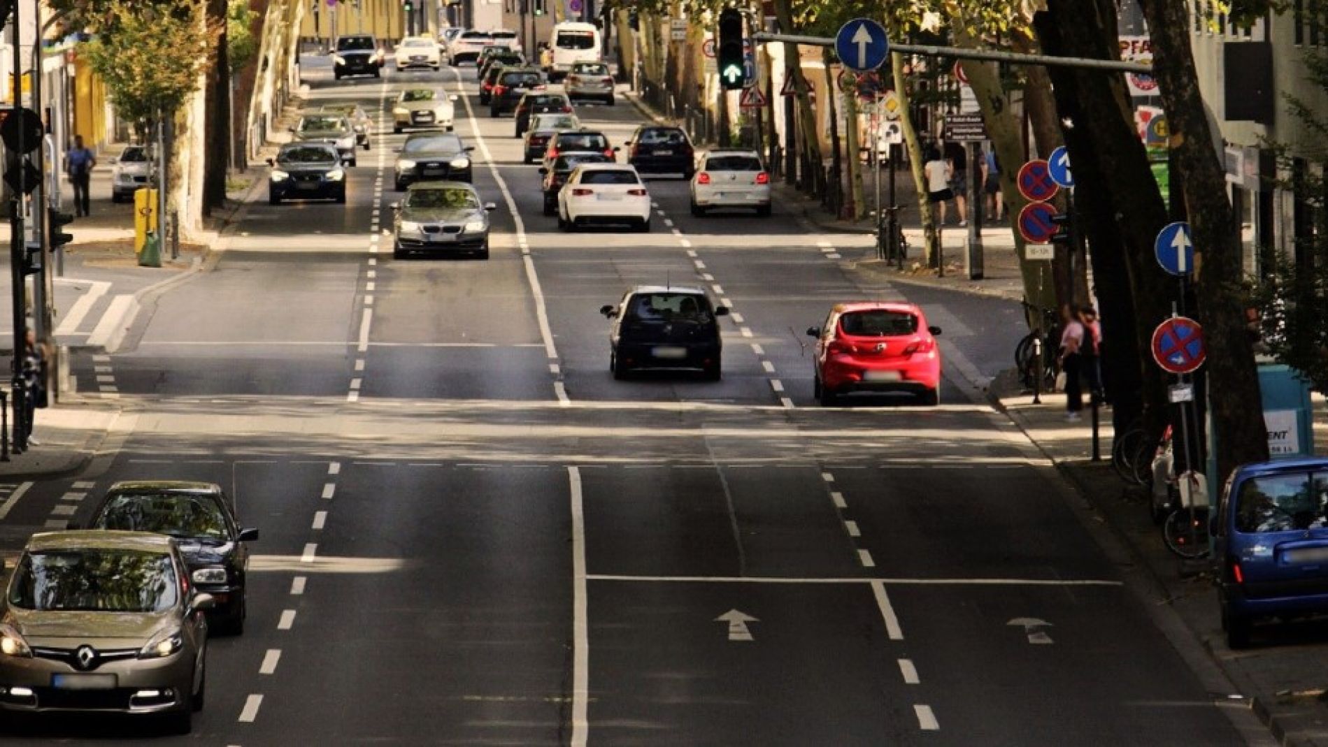 Coches circulando por la ciudad