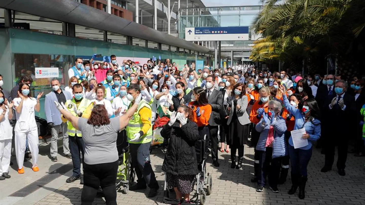 Los pacientes dados de alta en Ifema han sido despedidos uno a uno con aplausos de los sanitarios. Los pacientes dados de alta en Ifema han sido despedidos uno a uno con aplausos de los sanitarios.