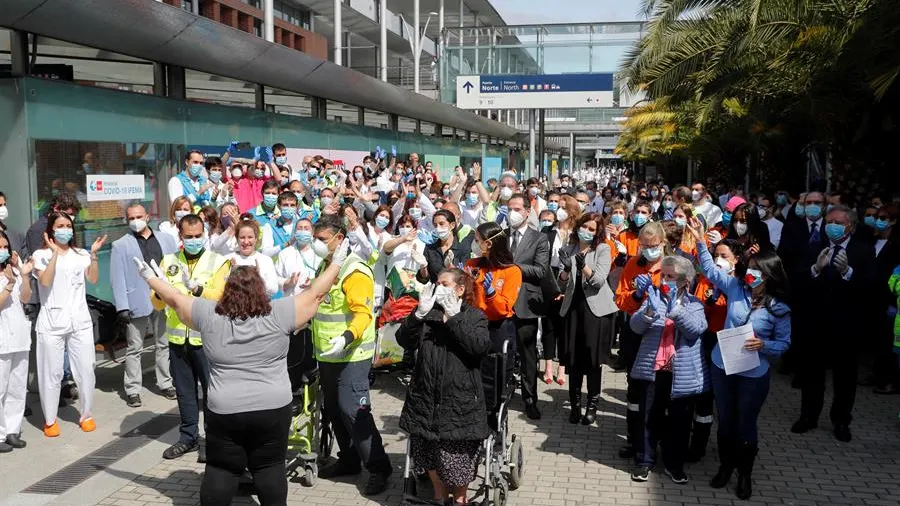 Los pacientes dados de alta en Ifema han sido despedidos uno a uno con aplausos de los sanitarios.