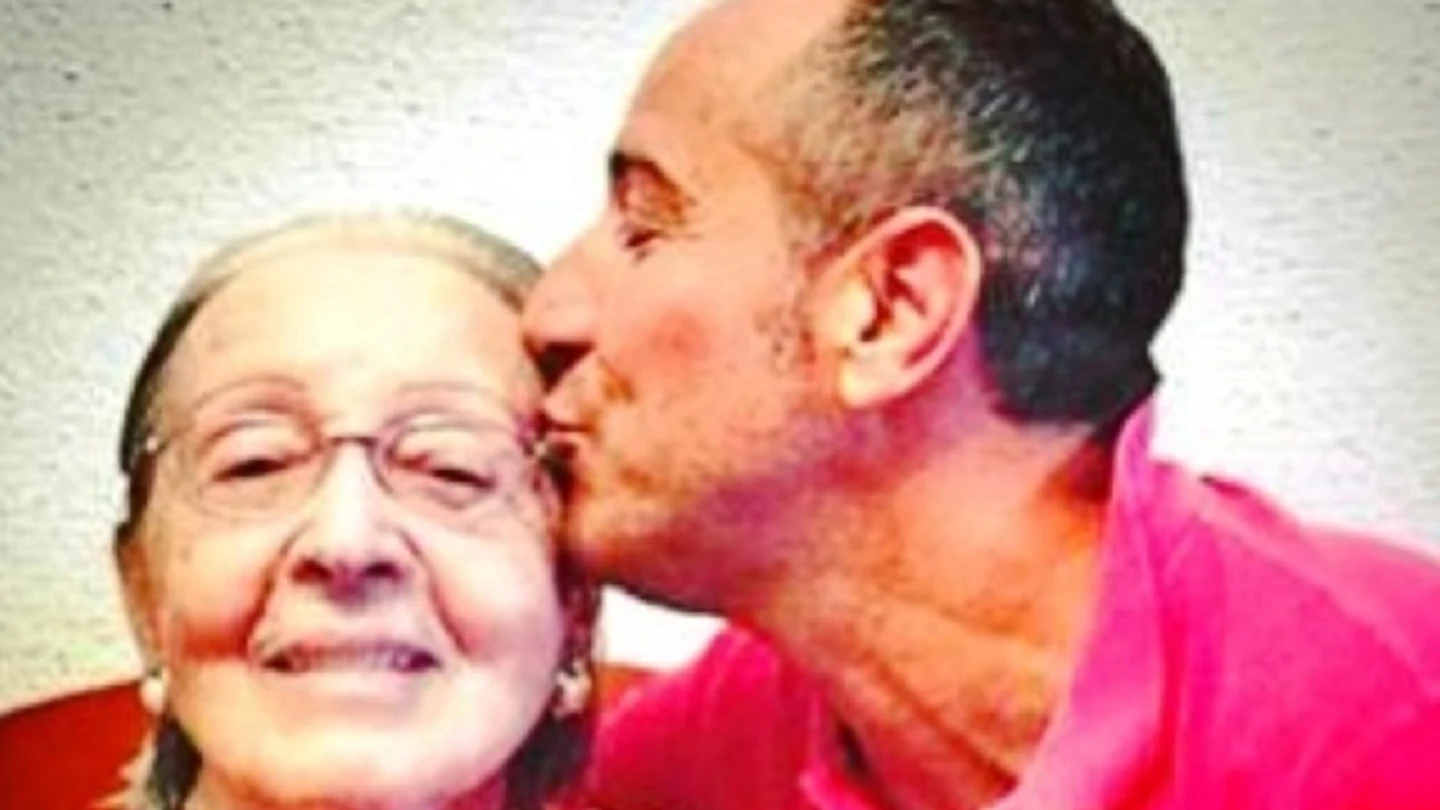 Imagen de Víctor Sandoval con su madre Imagen de Víctor Sandoval con su madre