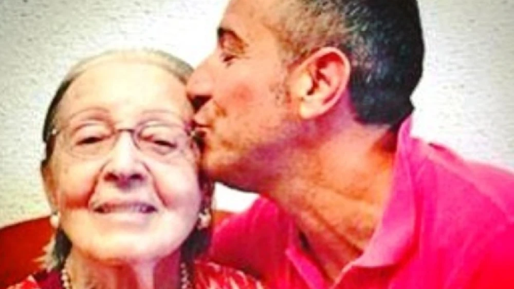 Imagen de Víctor Sandoval con su madre Imagen de Víctor Sandoval con su madre