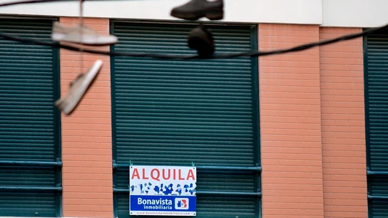 Imagen de archivo de un cartel de alquiler de una vivienda. okupas