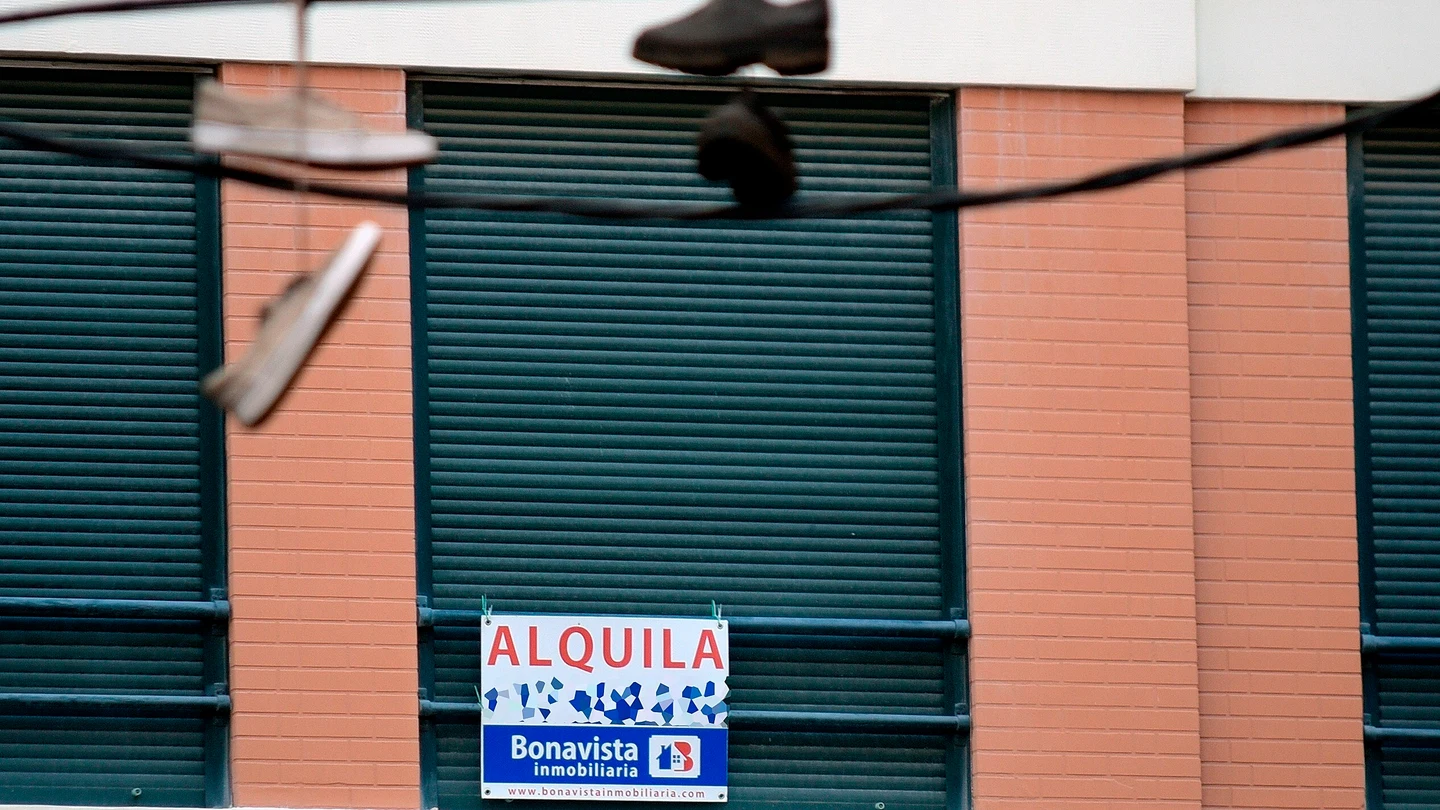 Imagen de archivo de un cartel de alquiler de una vivienda. okupas