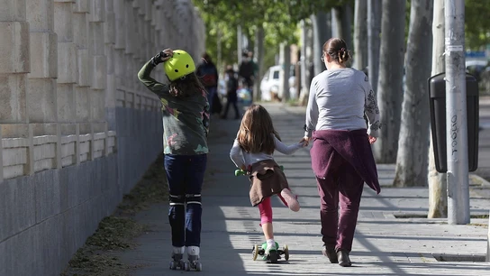 Imagen de una mujer con dos menores Imagen de una mujer con dos menores
