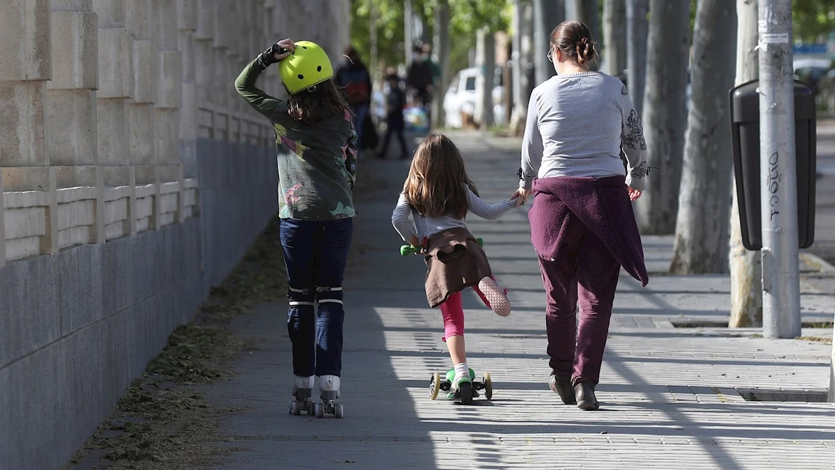 Imagen de una mujer con dos menores