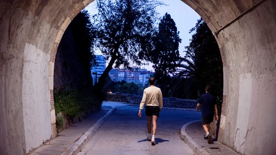 Unas personas pasean a primera hora de la mañana por el centro de Málaga dentro de la nueva normativa que permite hacer actividad en dos franjas horarias Unas personas pasean a primera hora de la mañana por el centro de Málaga dentro de la nueva normativa que permite hacer actividad en dos franjas horarias