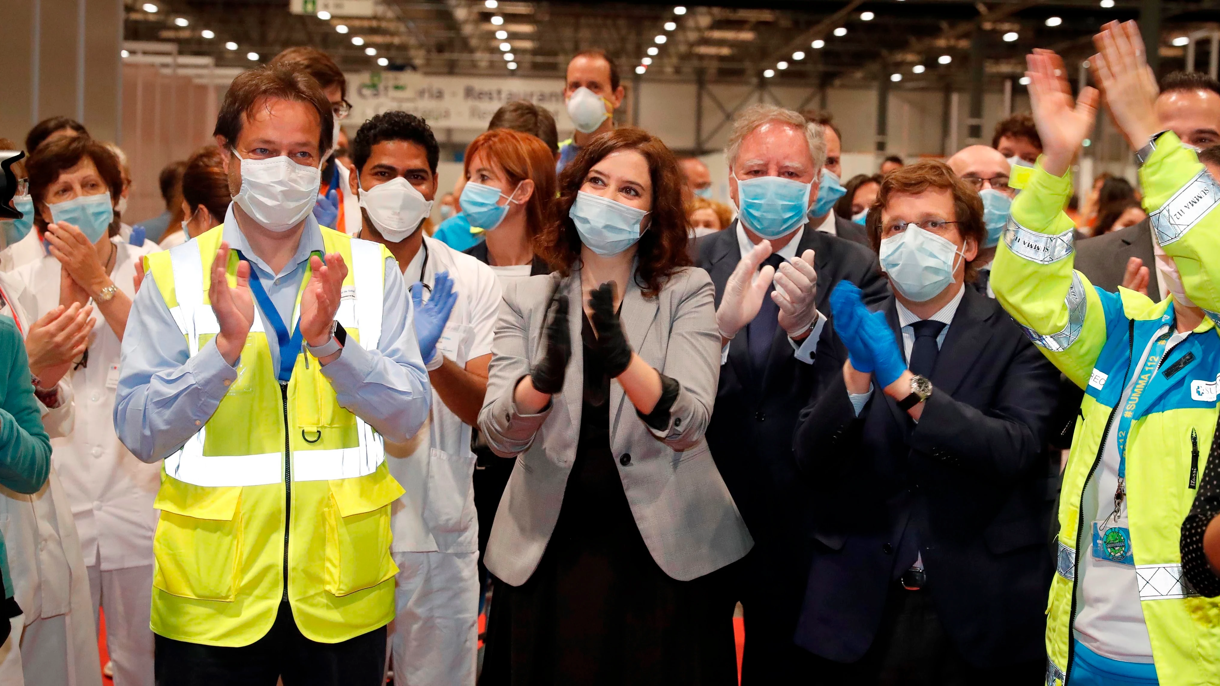 La presidenta de la Comunidad de Madrid, Isabel Díaz Ayuso, y el alcalde de Madrid, José Luis Rodriguez Almeida, entre otras autoridades, durante el acto de cierre en el interior del hospital de campaña del recinto ferial de Ifema