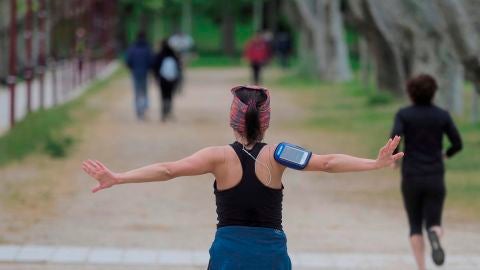 Una mujer hace ejercicio este s&aacute;bado en el inicio de las nuevas medidas de alivio del confinamiento