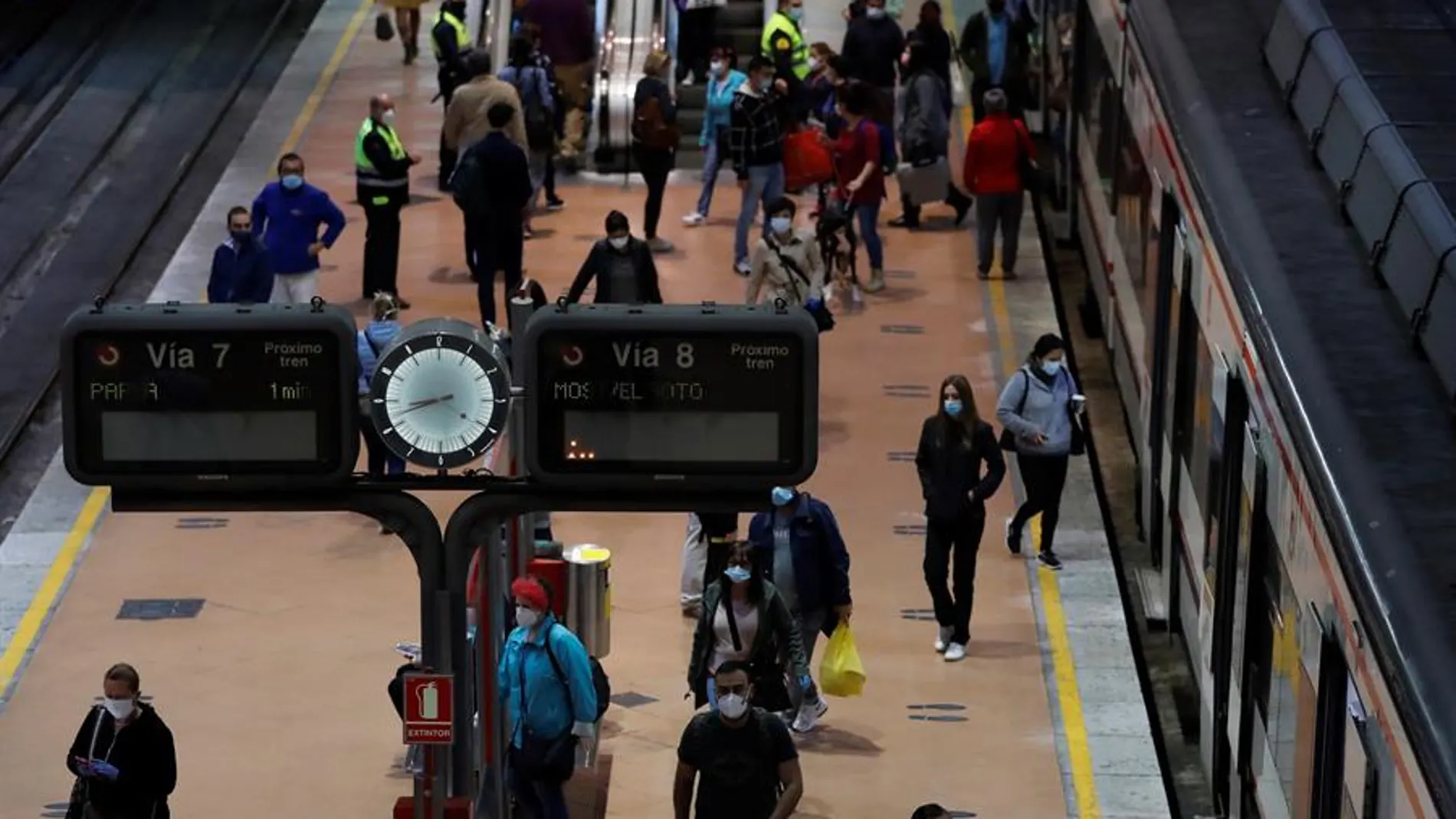 Tránsito de viajeros en la estación de Cercanías de Madrid-Atocha