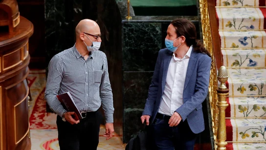 Pablo Iglesias conversa con el diputado de Unidas Podemos Txema Guijarro a su llegada al Congreso Pablo Iglesias conversa con el diputado de Unidas Podemos Txema Guijarro a su llegada al Congreso