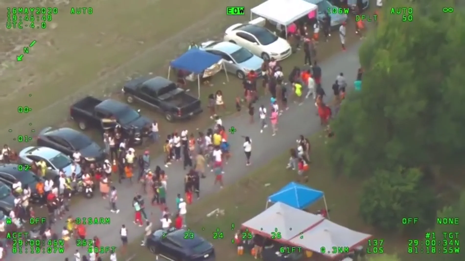 Miles de personas incumplen el distanciamiento social por el COVID-19 en una fiesta masiva y violenta en Florida