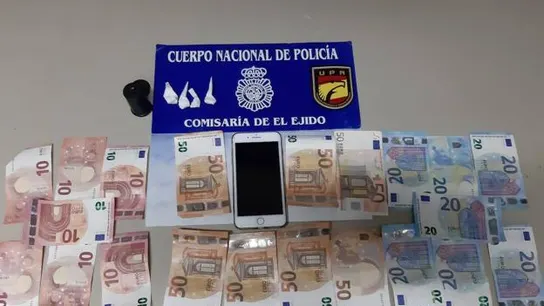 Dinero, droga y posesiones del detenido Dinero, droga y posesiones del detenido