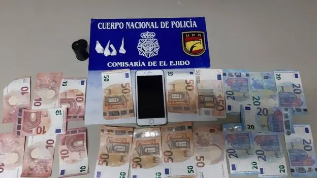 Dinero, droga y posesiones del detenido 