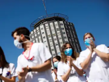Sanitarios del Hospital La Paz de Madrid despiden en un acto a los residentes de cuarto año.
