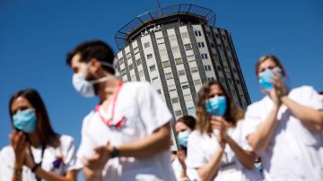 Sanitarios del Hospital La Paz de Madrid despiden en un acto a los residentes de cuarto año.