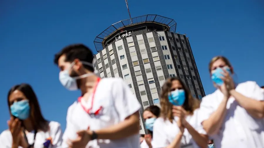 Decenas de sanitarios del Hospital Universitario de La Paz de Madrid despiden con un acto este martes, a los residentes de cuarto año de este centro hospitalario.