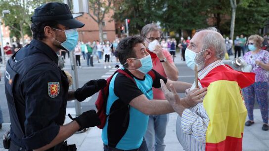 Vecinos del madrileño barrio de Moratalaz durante las protestas