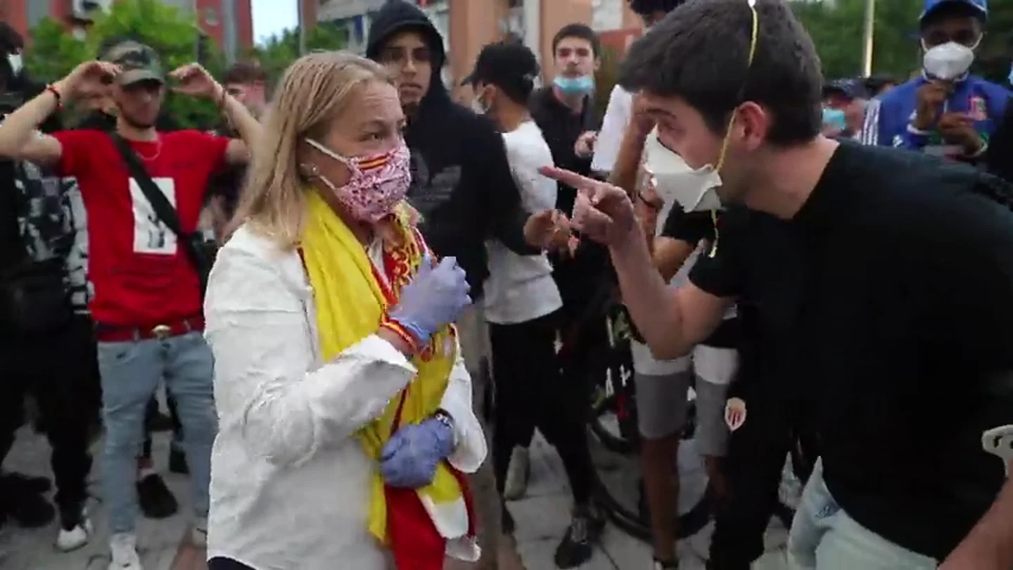 Tensión entre una cacerolada contra el Gobierno y manifestantes antifascistas en Alcorcón Tensión entre una cacerolada contra el Gobierno y manifestantes antifascistas en Alcorcón