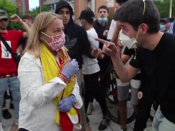 Tensión entre una cacerolada contra el Gobierno y manifestantes antifascistas en Alcorcón Tensión entre una cacerolada contra el Gobierno y manifestantes antifascistas en Alcorcón