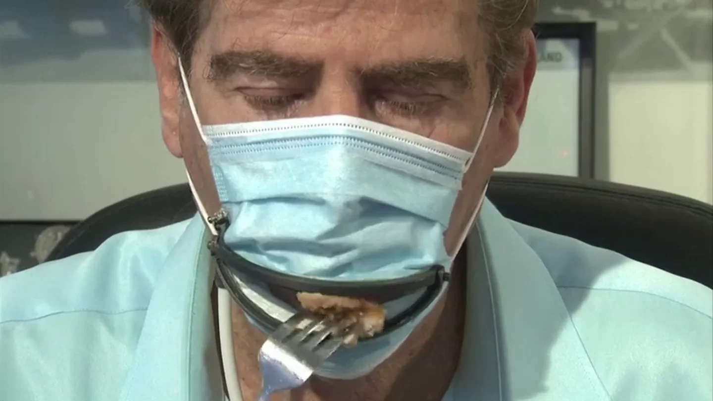 Desarrollan una mascarilla con 'boca' para comer y beber sin quitársela Desarrollan una mascarilla con 'boca' para comer y beber sin quitársela