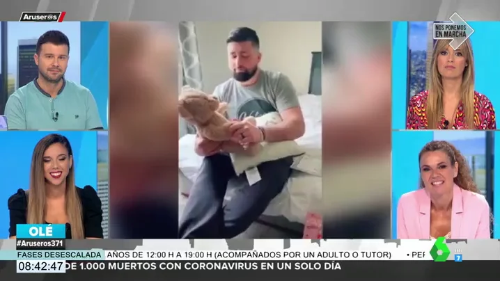 El conmovedor momento en el que una mujer regala a su marido un oso de peluche con la voz de su hija fallecida