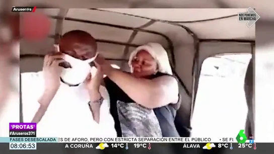 El desagradable momento en el que una mujer pone sus bragas a modo de mascarilla a su marido para montar en un taxi El desagradable momento en el que una mujer pone sus bragas a modo de mascarilla a su marido para montar en un taxi