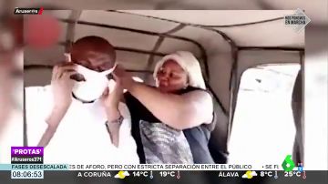 El desagradable momento en el que una mujer pone sus bragas a modo de mascarilla a su marido para montar en un taxi
