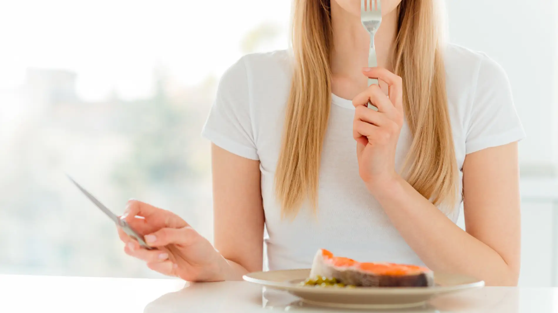 mujer comiendo pescado