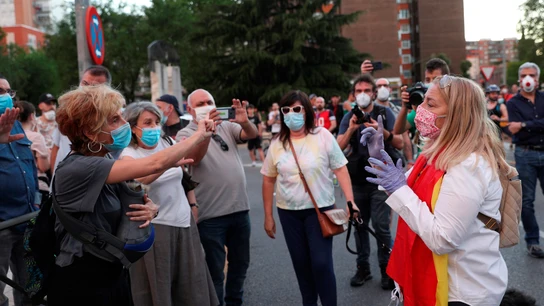 Varias personas se enfrentan verbalmente durante una nueva cacerolada en Alcorcón, Madrid Varias personas se enfrentan verbalmente durante una nueva cacerolada en Alcorcón, Madrid