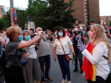 Varias personas se enfrentan verbalmente durante una nueva cacerolada en Alcorcón, Madrid Varias personas se enfrentan verbalmente durante una nueva cacerolada en Alcorcón, Madrid
