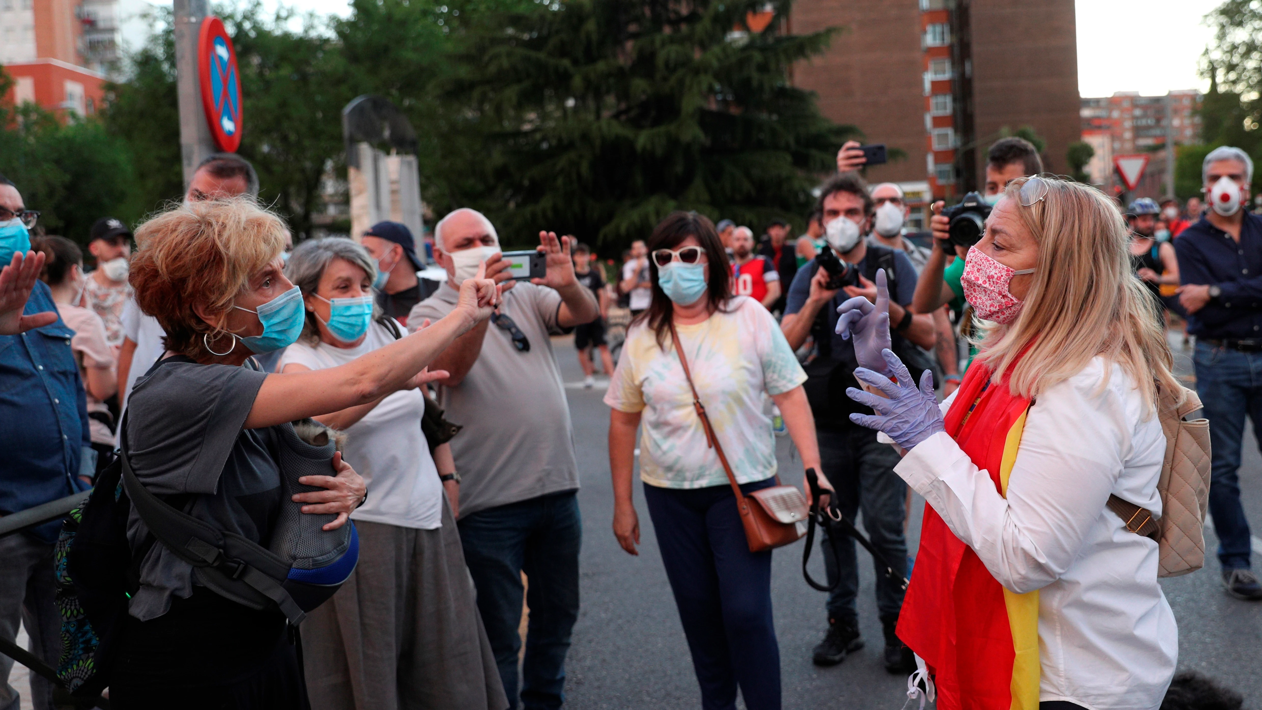 Varias personas se enfrentan verbalmente durante una nueva cacerolada en Alcorcón, Madrid