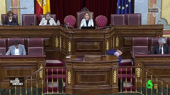 Vídeos manipulados - Rufián se desmaya en el Congreso tras beber una copa de Margarita Robles Vídeos manipulados - Rufián se desmaya en el Congreso tras beber una copa de Margarita Robles