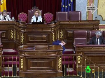 Vídeos manipulados - Rufián se desmaya en el Congreso tras beber una copa de Margarita Robles Vídeos manipulados - Rufián se desmaya en el Congreso tras beber una copa de Margarita Robles