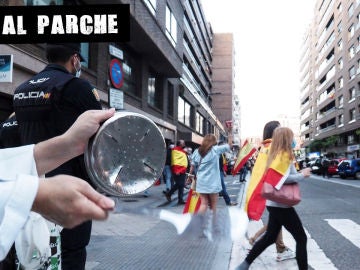Un momento de la "cacerolada" en la calle General Ruiz de Valladolid Un momento de la "cacerolada" en la calle General Ruiz de Valladolid