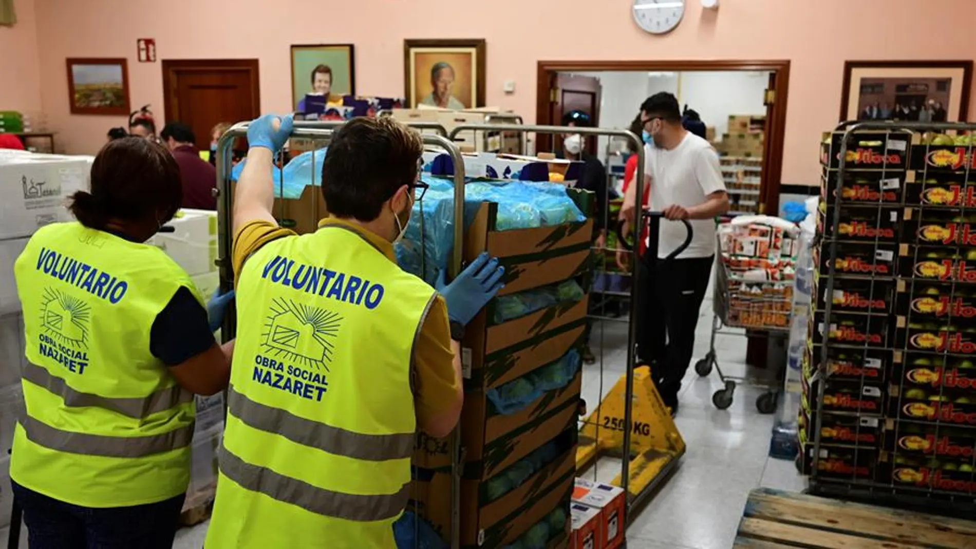 Varios voluntarios preparan lotes de alimentos para personas necesitadas