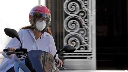 Una motorista con mascarilla Una motorista con mascarilla en Valencia